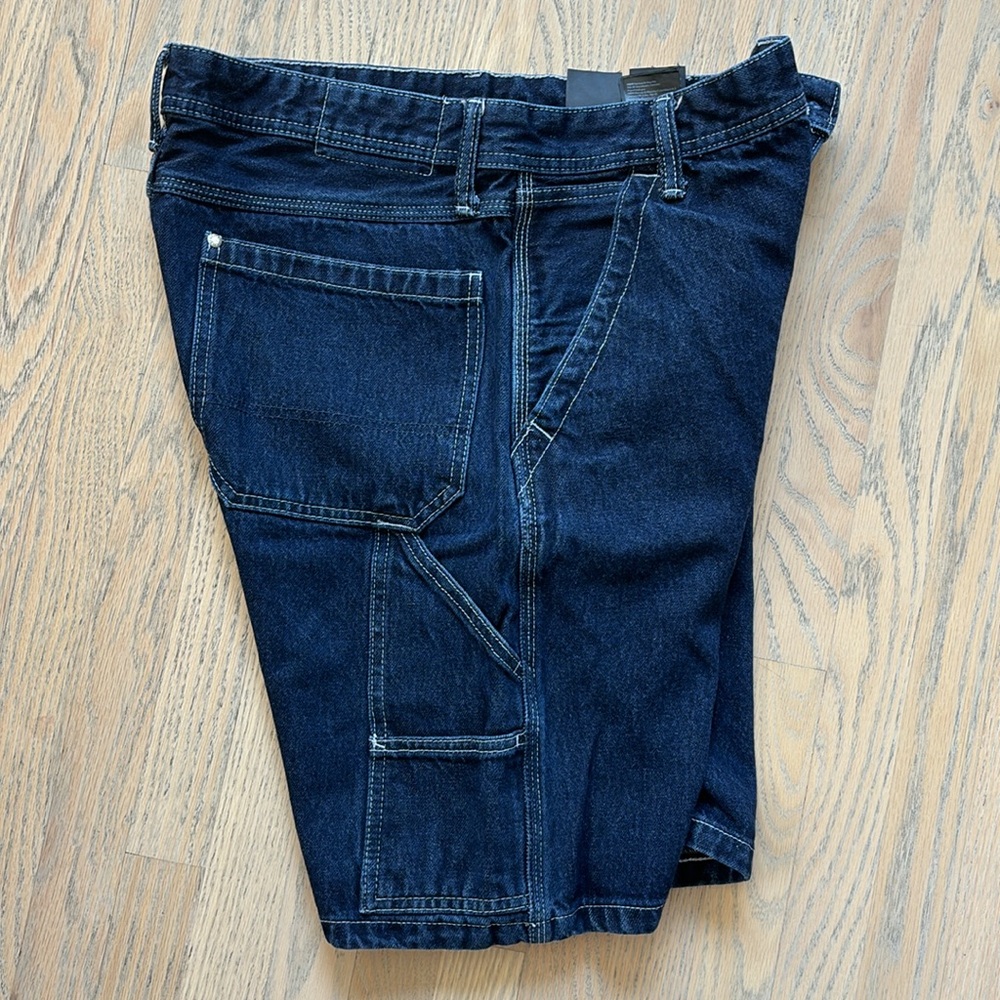 H&M denim relaxed fit carpenter cargo shorts. Size 32 - Picture 6 of 10